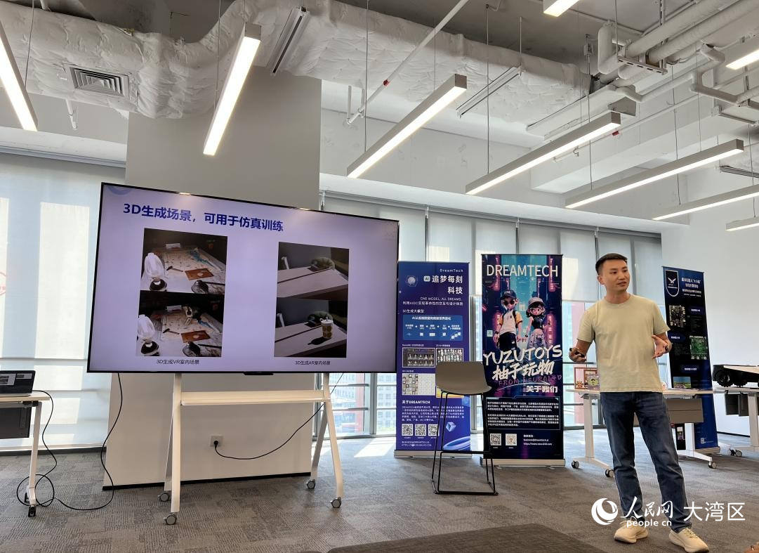 追夢每刻科技產(chǎn)品負責(zé)人蔣磊為人民網(wǎng)“2025中外記者看深圳”調(diào)研團講解。人民網(wǎng)記者 崔越攝