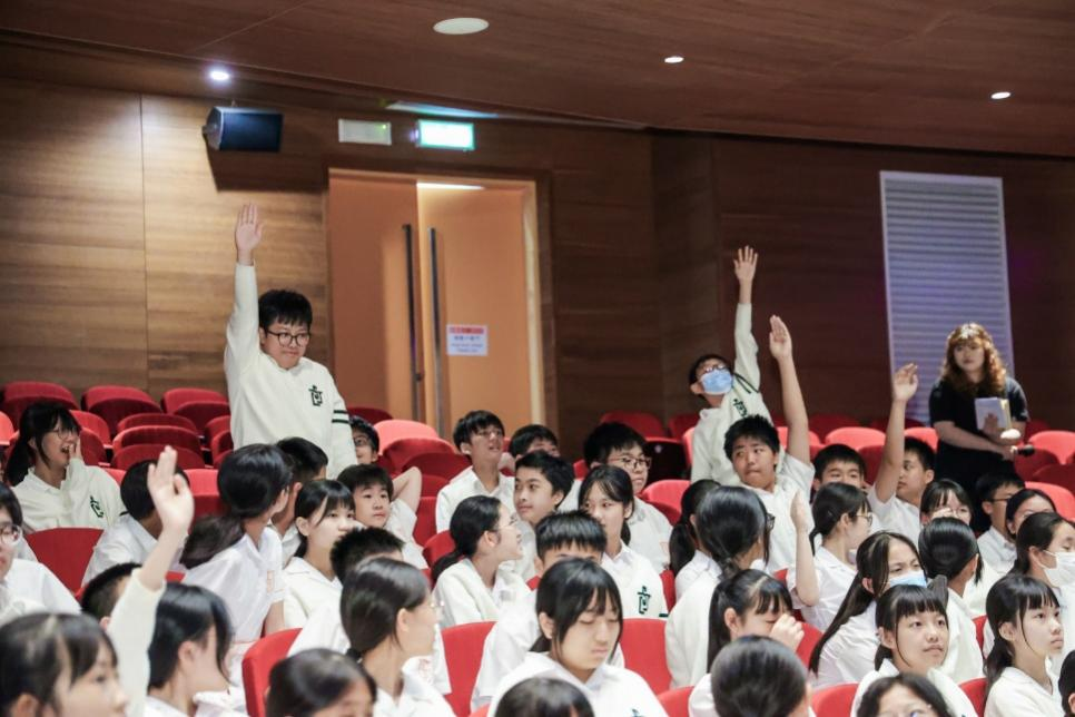 圖為同學(xué)們踴躍舉手與臺上演講同學(xué)互動。主辦方供圖