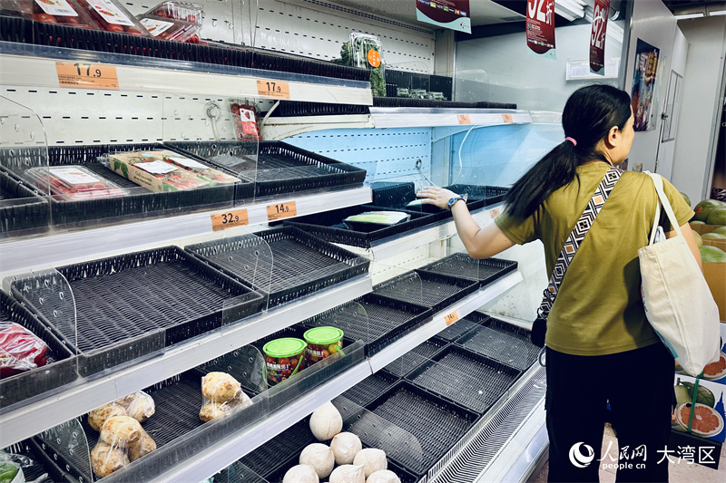 圖.臺風“樺加沙”來臨前夕，香港超市貨架被搶購一空。人民網(wǎng) 吳宇揚揚 攝