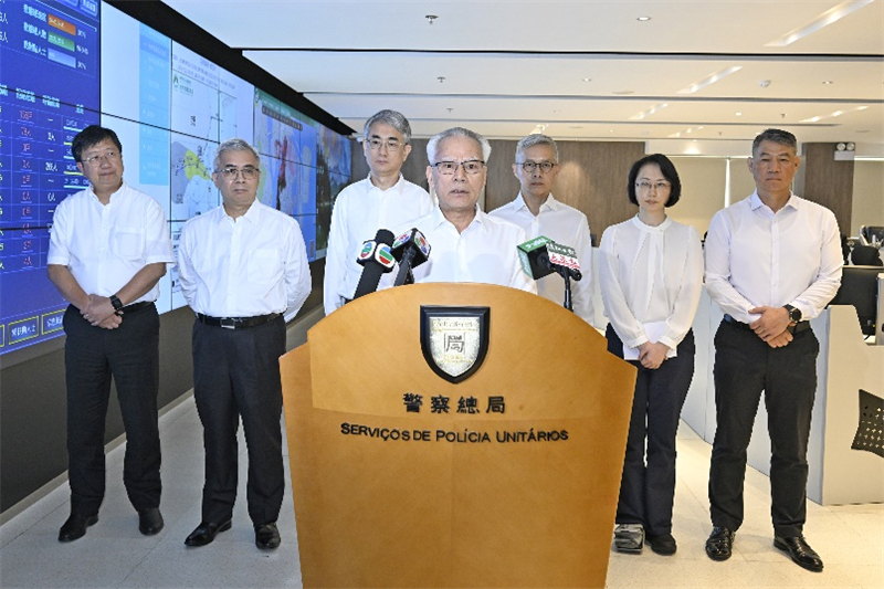 圖為岑浩輝部署全面啟動(dòng)應(yīng)急機(jī)制。澳門特區(qū)新聞局供圖