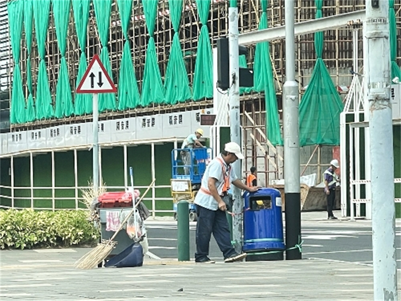 圖為緊急加固易移動(dòng)及脫落的設(shè)施。澳門特區(qū)市政署供圖