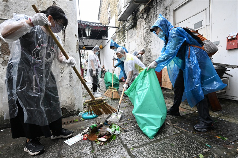 圖為公共部門風(fēng)后支援隊(duì)在社區(qū)清理垃圾。澳門特區(qū)新聞局供圖