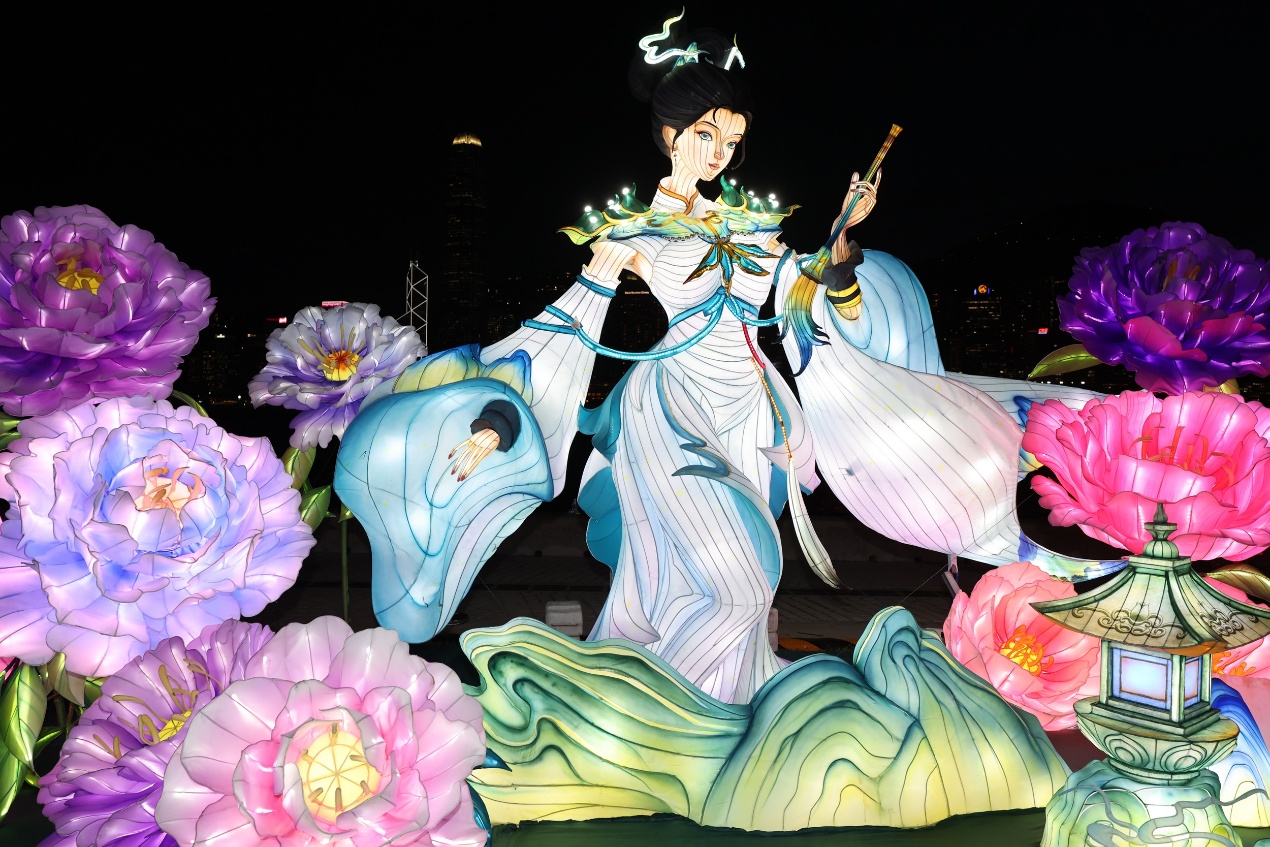 花燈運(yùn)用“南國(guó)燈城”四川自貢的彩燈技藝，結(jié)合華服等中國(guó)傳統(tǒng)文化元素，融合現(xiàn)代光影技術(shù)，形成獨(dú)具特色的燈光景觀。紫荊文化集團(tuán)供圖