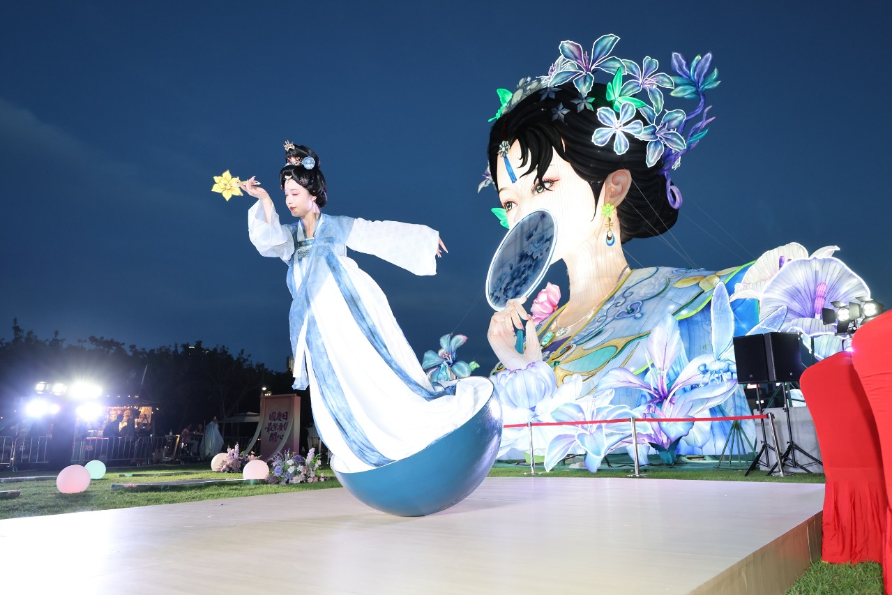 “華服不倒翁”的表演者身著華服，以優(yōu)雅舞姿在花燈映照下起舞，為觀眾帶來(lái)獨(dú)特的視覺體驗(yàn)。紫荊文化集團(tuán)供圖