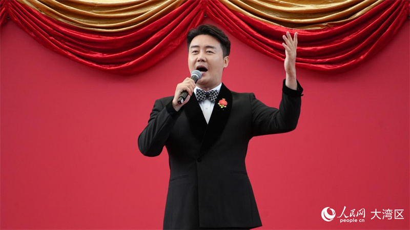 圖2.國(guó)家男高音歌唱家張英席為開幕式獻(xiàn)唱。人民網(wǎng) 吳宇揚(yáng)揚(yáng)攝