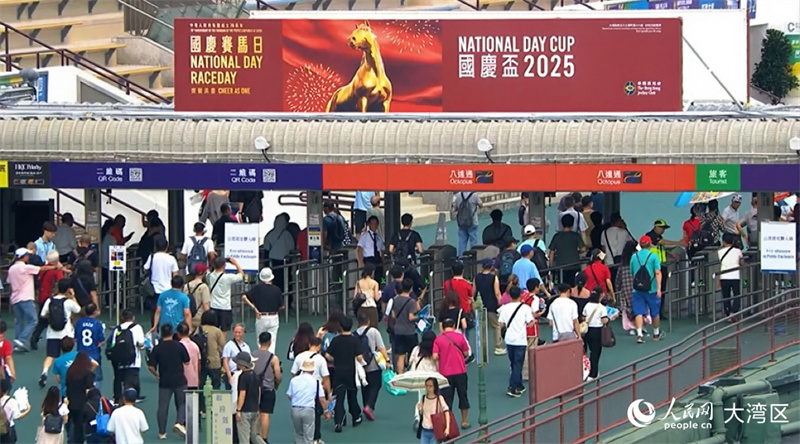 國(guó)慶節(jié)當(dāng)日，眾多觀眾赴現(xiàn)場(chǎng)感受節(jié)日氣氛。人民網(wǎng) 吳宇揚(yáng)揚(yáng)攝