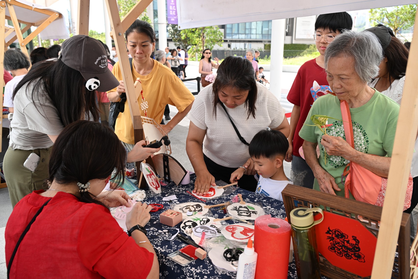 現(xiàn)場(chǎng)舉辦充滿濃厚中華文化特色的互動(dòng)攤位。主辦方供圖