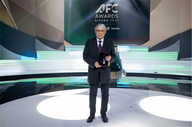 霍震霆在亞洲足球聯(lián)會年度頒獎典禮（AFC Awards Riyadh 2025）上獲頒屬最高榮譽(yù)的個人獎項“亞洲鉆石獎”