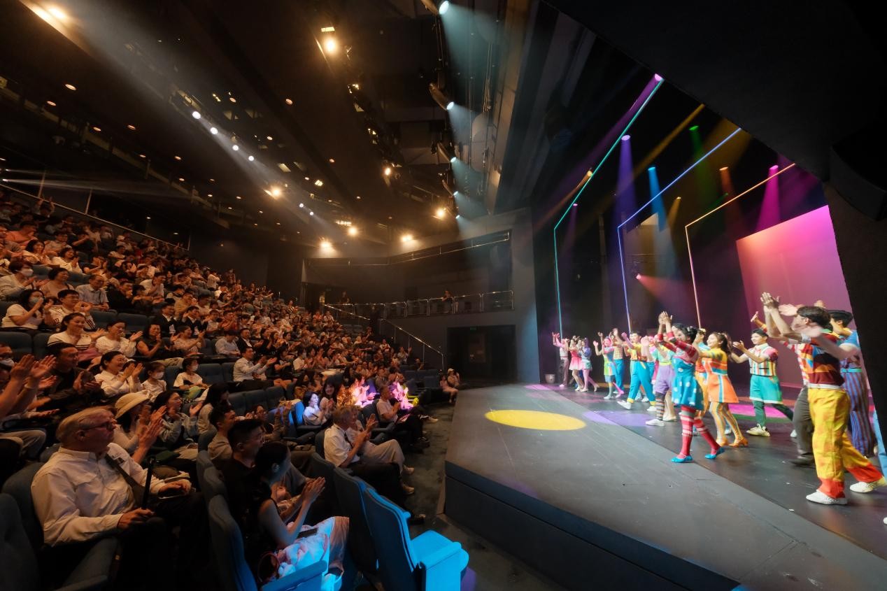 多媒體舞臺劇《因為愛》“十周年特別版”謝幕。演出方供圖