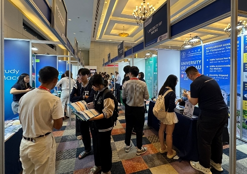 圖為澳門高校向越南學(xué)生介紹來澳升學(xué)情況。澳門特區(qū)教青局供圖