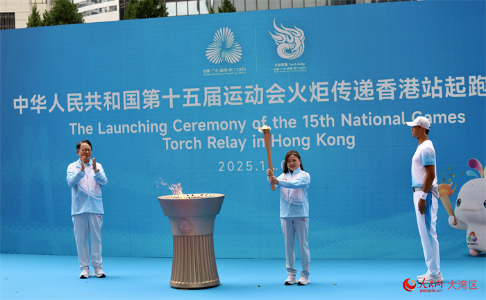 香港特區(qū)署理行政長官陳國基、香港特區(qū)政府文化體育及旅游局局長羅淑佩在起跑儀式上。人民網(wǎng) 嚴小晶攝