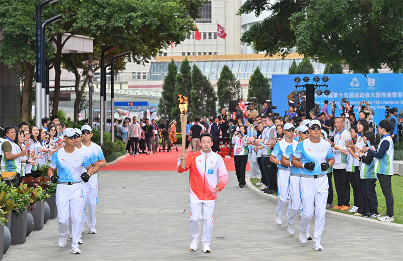 第一棒火炬手、香港乒乓球運(yùn)動(dòng)員黃鎮(zhèn)廷。香港特區(qū)政府新聞處供圖