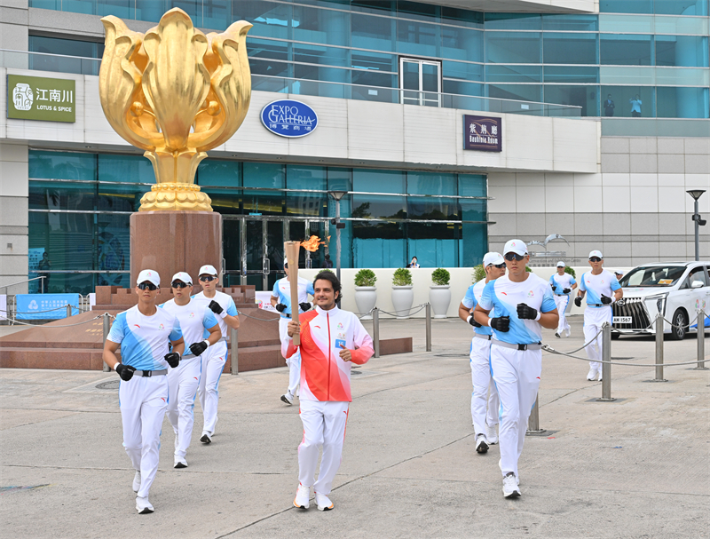 第15棒、少數(shù)族裔代表利哲宏。香港特區(qū)政府新聞處供圖