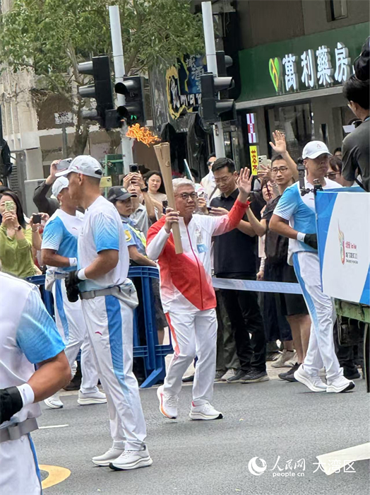 圖為火炬?zhèn)鬟f途經(jīng)澳門多個著名地標，吸引眾多澳門市民及旅客沿途觀賞。人民網(wǎng)記者 富子梅攝
