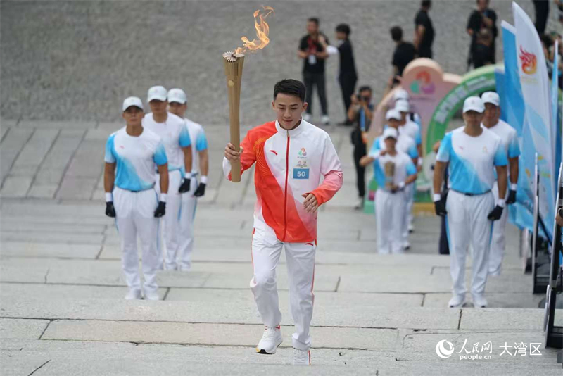 圖為第50棒火炬手澳門空手道代表隊運動員郭建恒跑向終點。人民網(wǎng)記者 富子梅攝