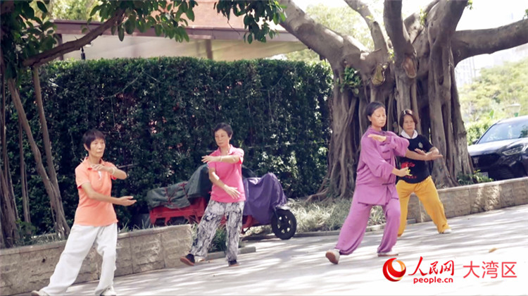 9月8日上午，幾位退休人員在公園一角打太極。人民網(wǎng)記者 張榮攝