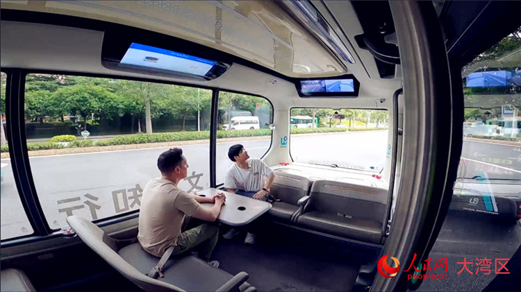 乘客正在體驗無人駕駛小巴車。人民網(wǎng)記者 袁蒙攝
