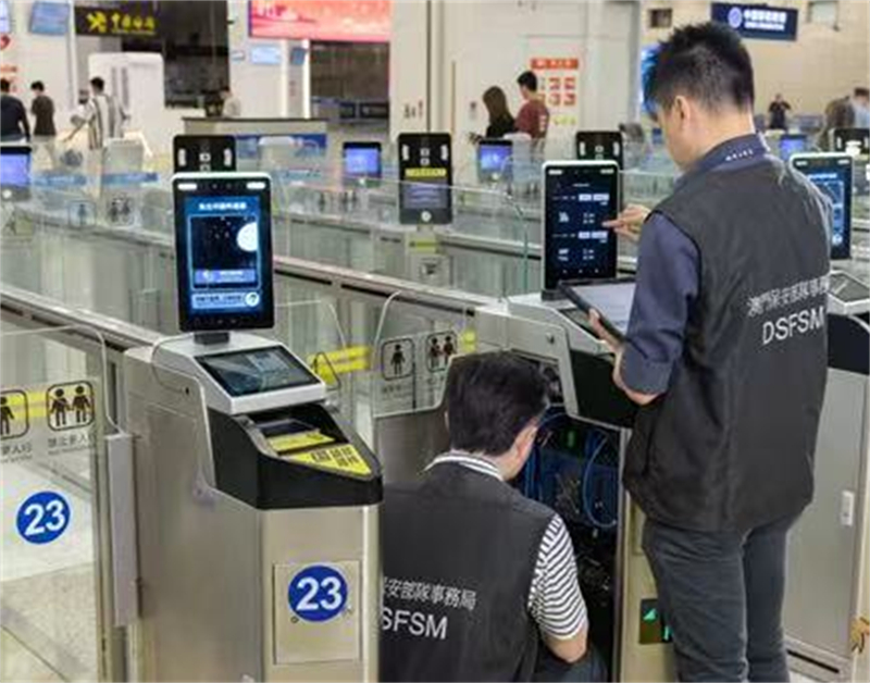 圖為相關(guān)技術(shù)人員完成系統(tǒng)集成等關(guān)鍵環(huán)節(jié)準(zhǔn)備工作。澳門特區(qū)治安警察局供圖