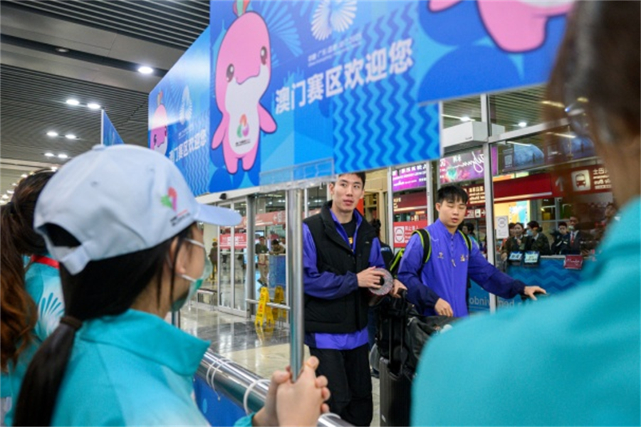 志愿者們在機(jī)場熱烈歡迎運(yùn)動員們抵澳。澳門特區(qū)政府新聞局供圖
