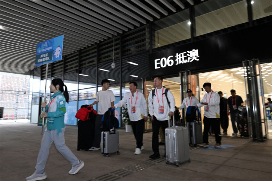 全運會乒乓球項目運動員經橫琴口岸抵達澳門。澳門特區(qū)政府新聞局供圖