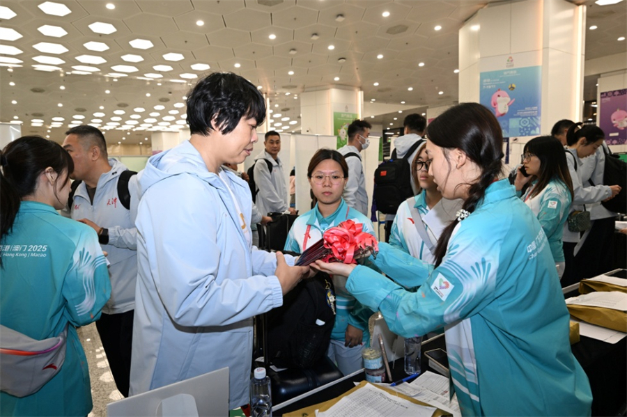 澳門賽區(qū)志愿者在口岸服務(wù)抵澳運動員。澳門特區(qū)政府新聞局供圖