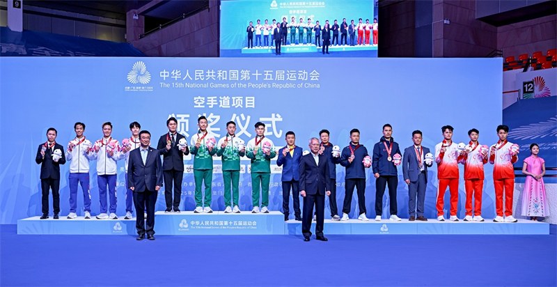 圖為澳門特區(qū)行政長(zhǎng)官岑浩輝為全運(yùn)會(huì)空手道男子業(yè)余組團(tuán)體冠亞季軍頒獎(jiǎng)。澳門特區(qū)政府體育局供圖