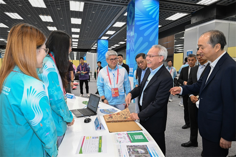 圖為岑浩輝在主新聞中心為志愿者們加油打氣。澳門特區(qū)政府新聞局供圖