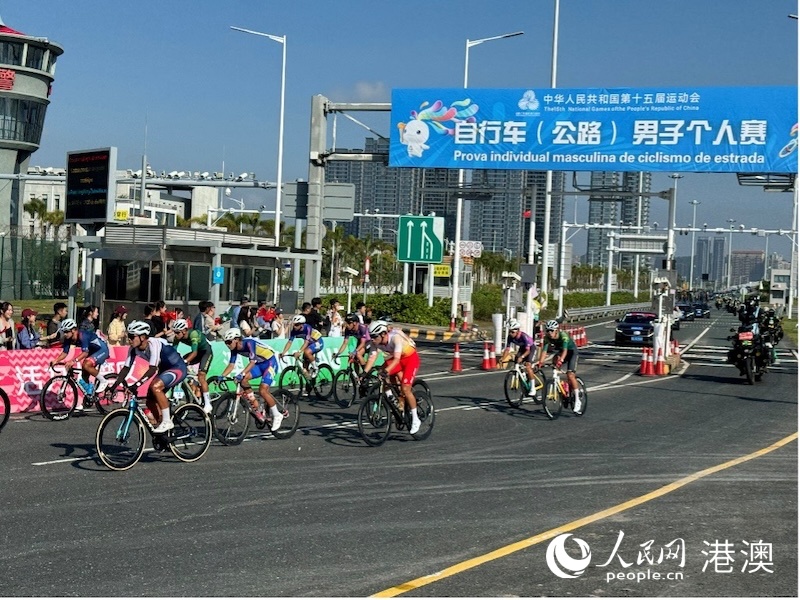 8日上午約9時(shí)23分賽車手們風(fēng)馳電掣進(jìn)入澳門境內(nèi)賽段。人民網(wǎng)記者 富子梅攝