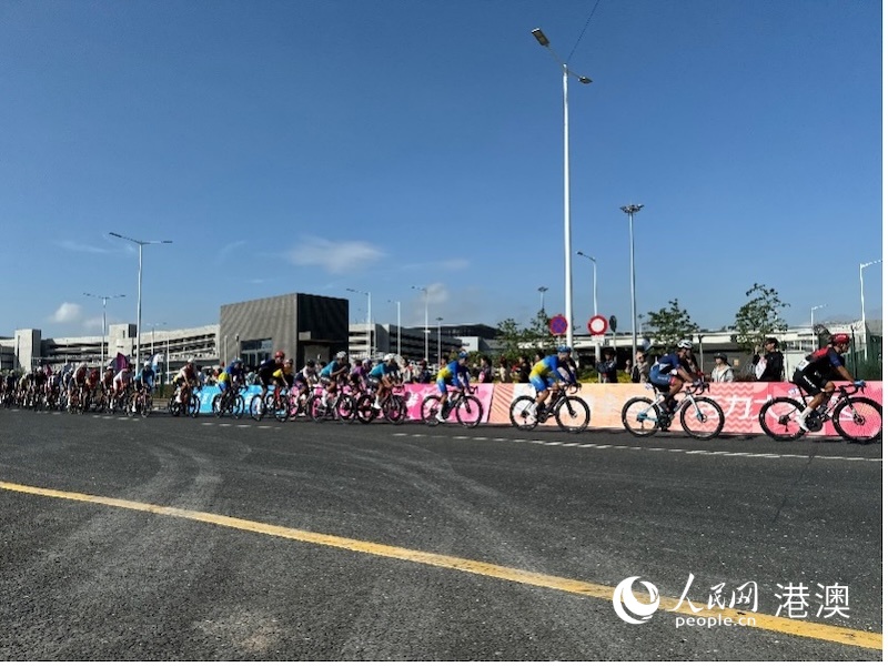 8日上午約9時(shí)45分賽車手們折返回澳門賽段的起點(diǎn)處。人民網(wǎng)記者富子梅攝