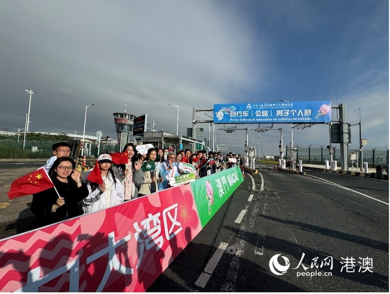 8日一早8點(diǎn)半觀眾們就在澳門段的賽道旁翹首以待。人民網(wǎng)記者富子梅攝