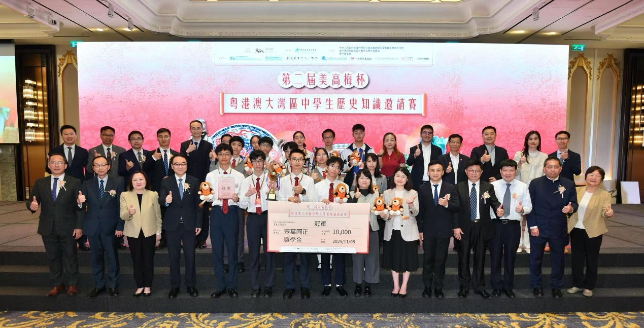 圖為獲獎同學(xué)得到獎學(xué)金鼓勵。主辦方供圖