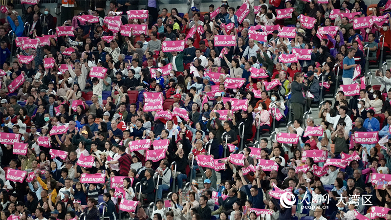 圖4.現(xiàn)場觀眾吶喊助威。人民網(wǎng) 嚴(yán)小晶攝