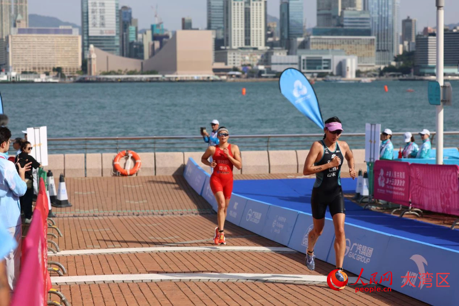 鐵人三項(xiàng)女子個(gè)人賽選手跑步路線(xiàn)途徑維港海濱。人民網(wǎng)記者 馮學(xué)知攝