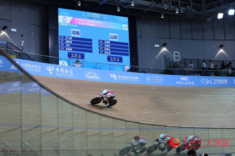 11月14日，十五運(yùn)會(huì)女子場(chǎng)地自行車團(tuán)體追逐賽決賽在香港單車館進(jìn)行。 人民網(wǎng)記者 馮學(xué)知攝