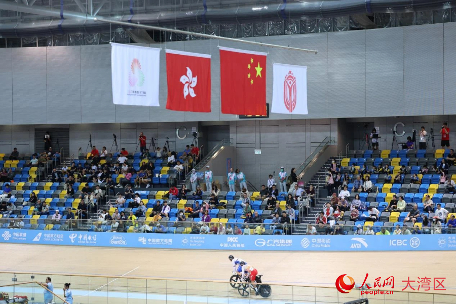 11月14日，十五運會場地自行車男子爭先賽1/32賽在香港單車館進行。 人民網(wǎng)記者 馮學(xué)知攝