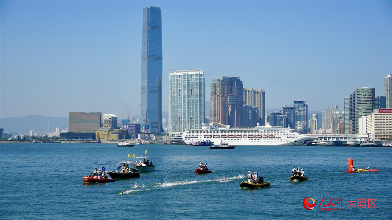 鐵人三項(xiàng)選手在維多利亞港賽段。人民網(wǎng) 嚴(yán)小晶攝