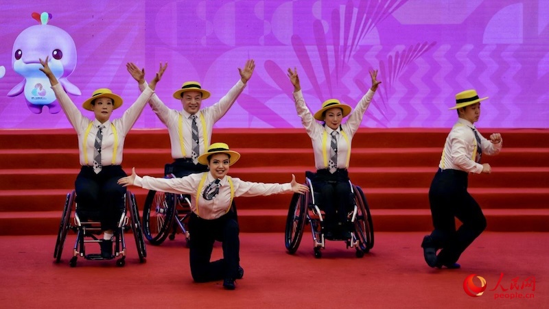 香港殘疾運(yùn)動(dòng)員帶來精彩輪椅舞蹈表演。實(shí)習(xí)生 鄭捷晟攝