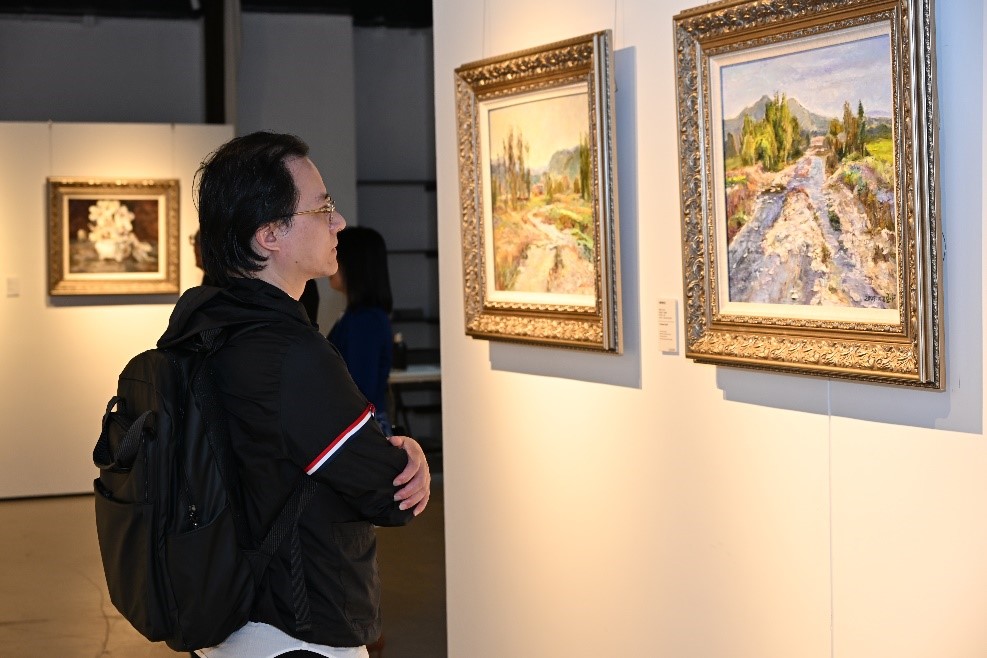 圖為展覽吸引觀眾凝神駐足。主辦方供圖