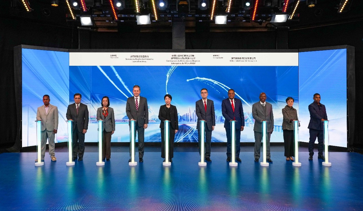 圖為《中國式現(xiàn)代化之路》紀(jì)錄片贈送儀式。外交部駐澳門公署供圖