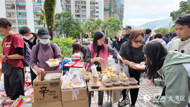 眾多市民自發(fā)在受災(zāi)地區(qū)派發(fā)物資。人民網(wǎng) 嚴(yán)小晶 攝