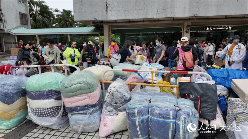 眾多市民自發(fā)在受災(zāi)地區(qū)派發(fā)物資。人民網(wǎng) 嚴(yán)小晶 攝