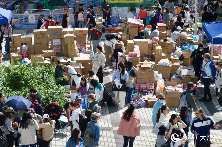 在宏福苑附近的廣福邨公眾活動(dòng)平臺(tái)上，義工和熱心市民正在搬運(yùn)分發(fā)各類(lèi)物資。人民網(wǎng) 吳宇揚(yáng)揚(yáng)攝