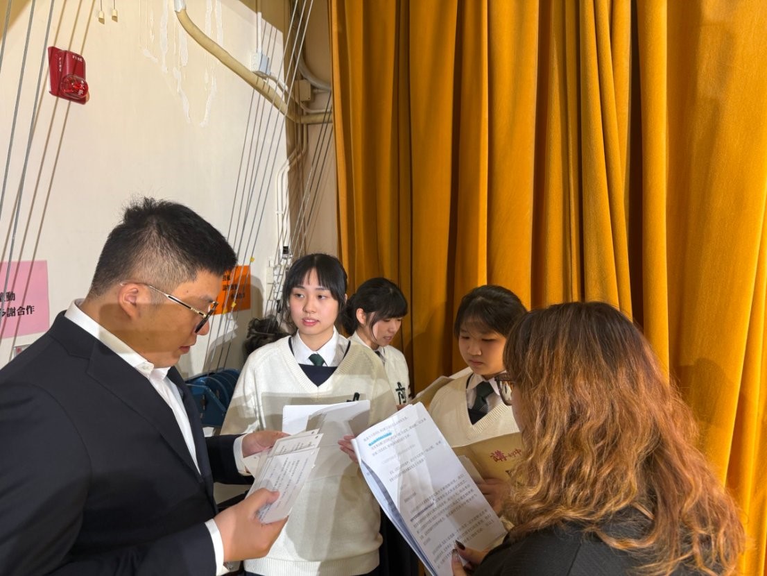 圖為指導(dǎo)老師與三位同學(xué)在后臺(tái)認(rèn)真準(zhǔn)備。主辦方供圖