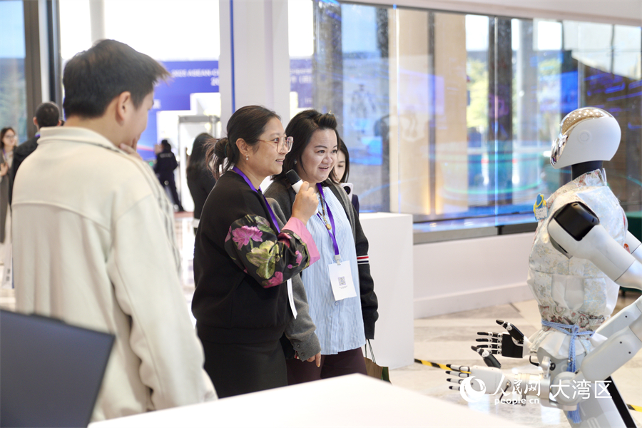 參會(huì)嘉賓在2025大灣區(qū)—東盟經(jīng)濟(jì)合作（前海）論壇現(xiàn)場(chǎng)的產(chǎn)品展區(qū)內(nèi)聽取講解并參與互動(dòng)。人民網(wǎng)記者 許崢攝