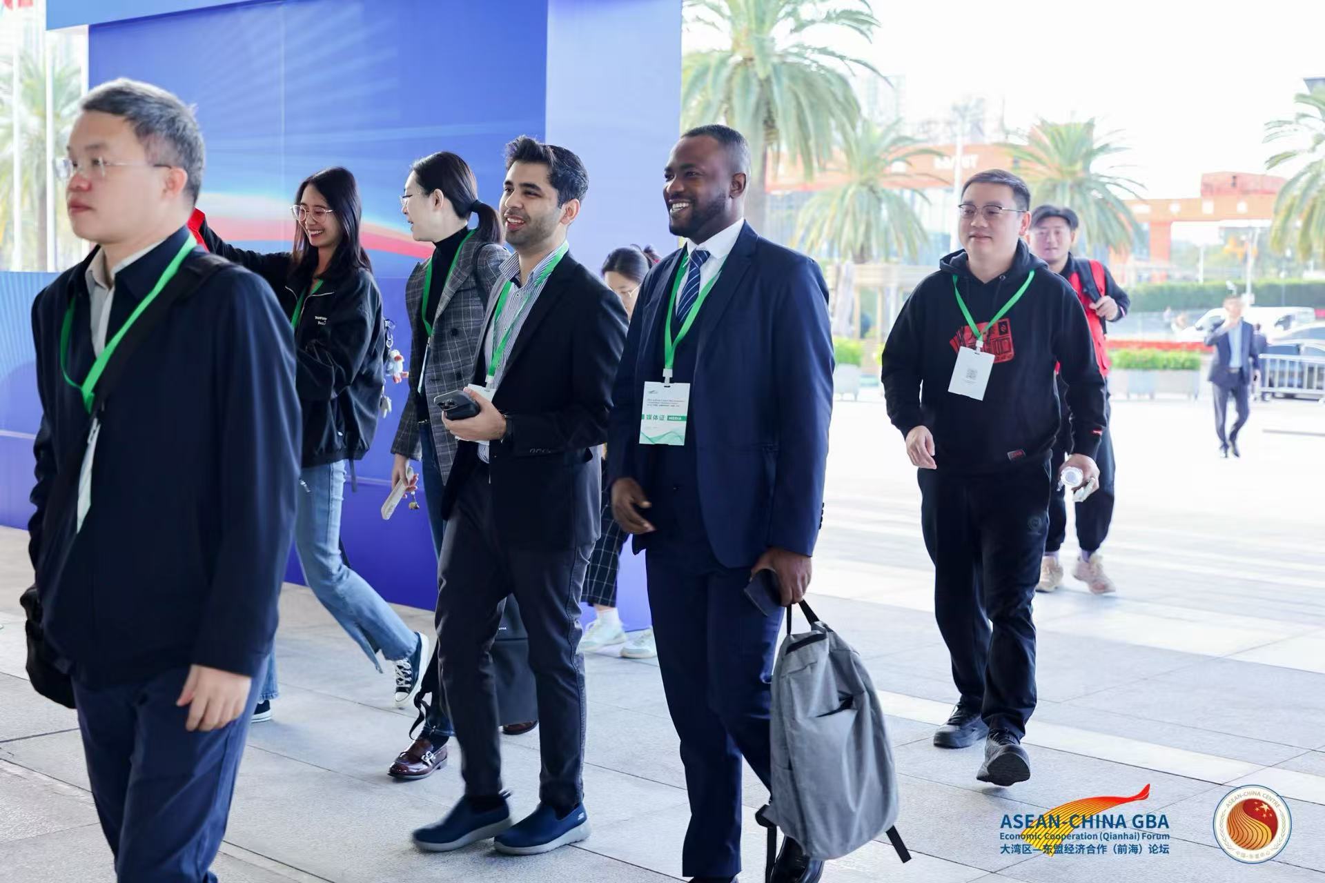 “一帶一路”新聞合作聯(lián)盟記者團(tuán)進(jìn)入2025大灣區(qū)-東盟經(jīng)濟(jì)合作(前海)論壇會(huì)場(chǎng)參加報(bào)道。主辦方供圖