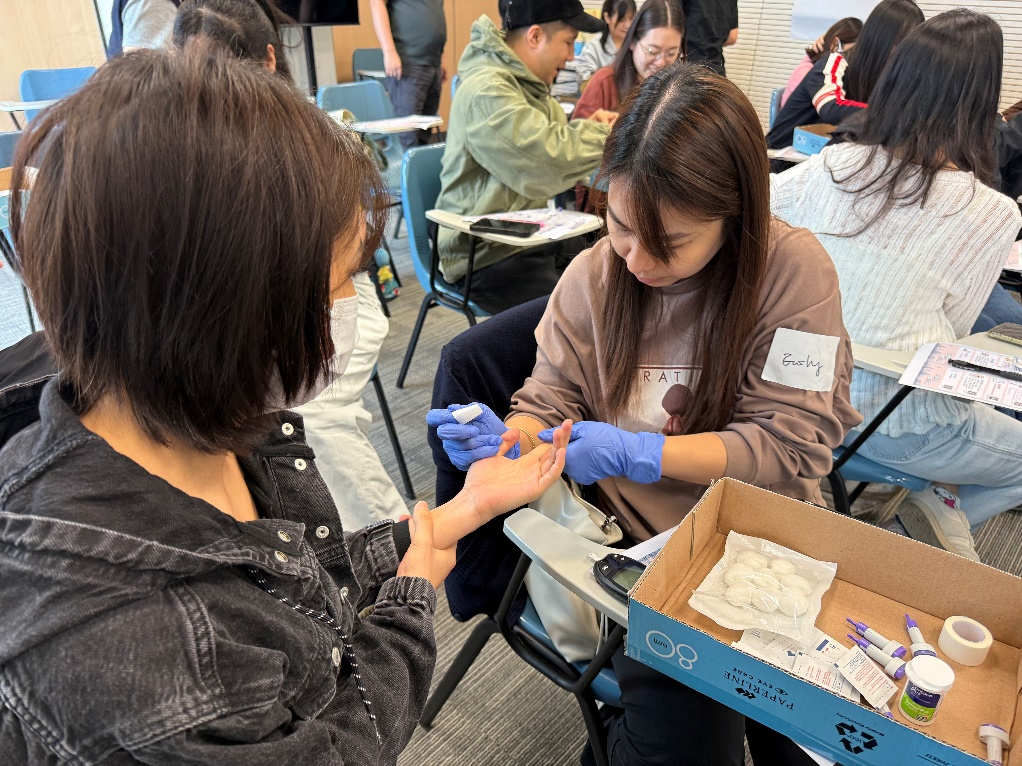 圖為學(xué)員們學(xué)習(xí)測量指尖血糖以了解血糖監(jiān)測的重要性。澳門特區(qū)衛(wèi)生局供圖