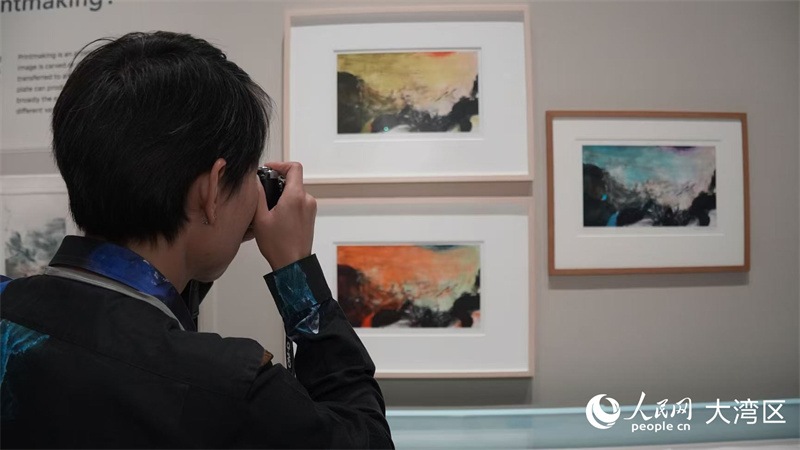 “趙無極：版藝匠心”展覽舉辦傳媒導(dǎo)覽。人民網(wǎng) 嚴(yán)小晶攝