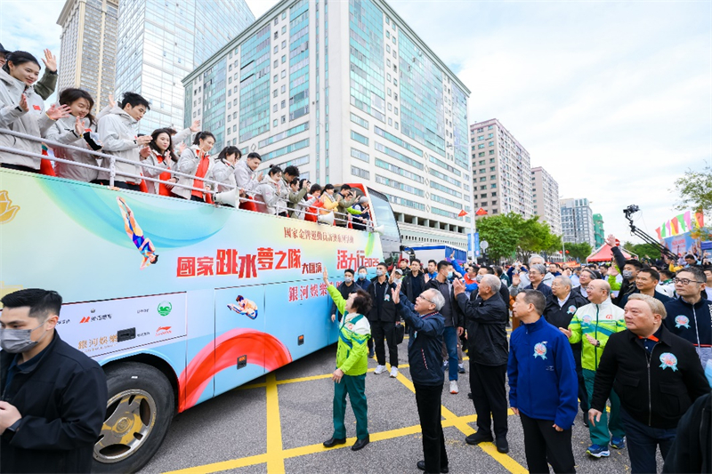 圖為金牌運動員們參與澳門“第 42屆公益?百萬?”慈善募捐活動。主辦方供圖