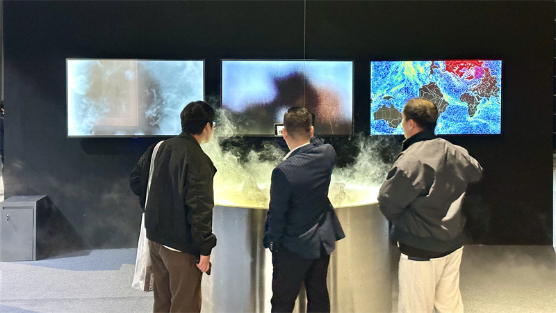 交互影像裝置《不應(yīng)該委托給冰冷的算法》以算法視角再現(xiàn)當(dāng)代世界的資訊結(jié)構(gòu)。人民網(wǎng) 吳宇揚(yáng)揚(yáng)攝