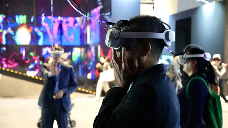 AI藝術(shù)裝置《尋·窖》讓參觀者沉浸式體驗古代匠人造像的瞬息時刻。人民網(wǎng) 吳宇揚揚攝